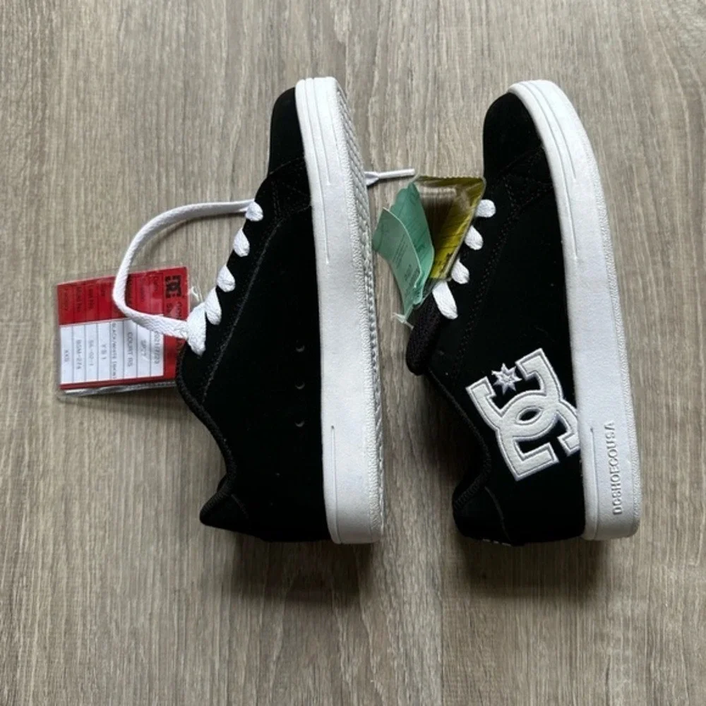 DC Court Low Kids Skate Shoes Black White Youth Size 1 NWT